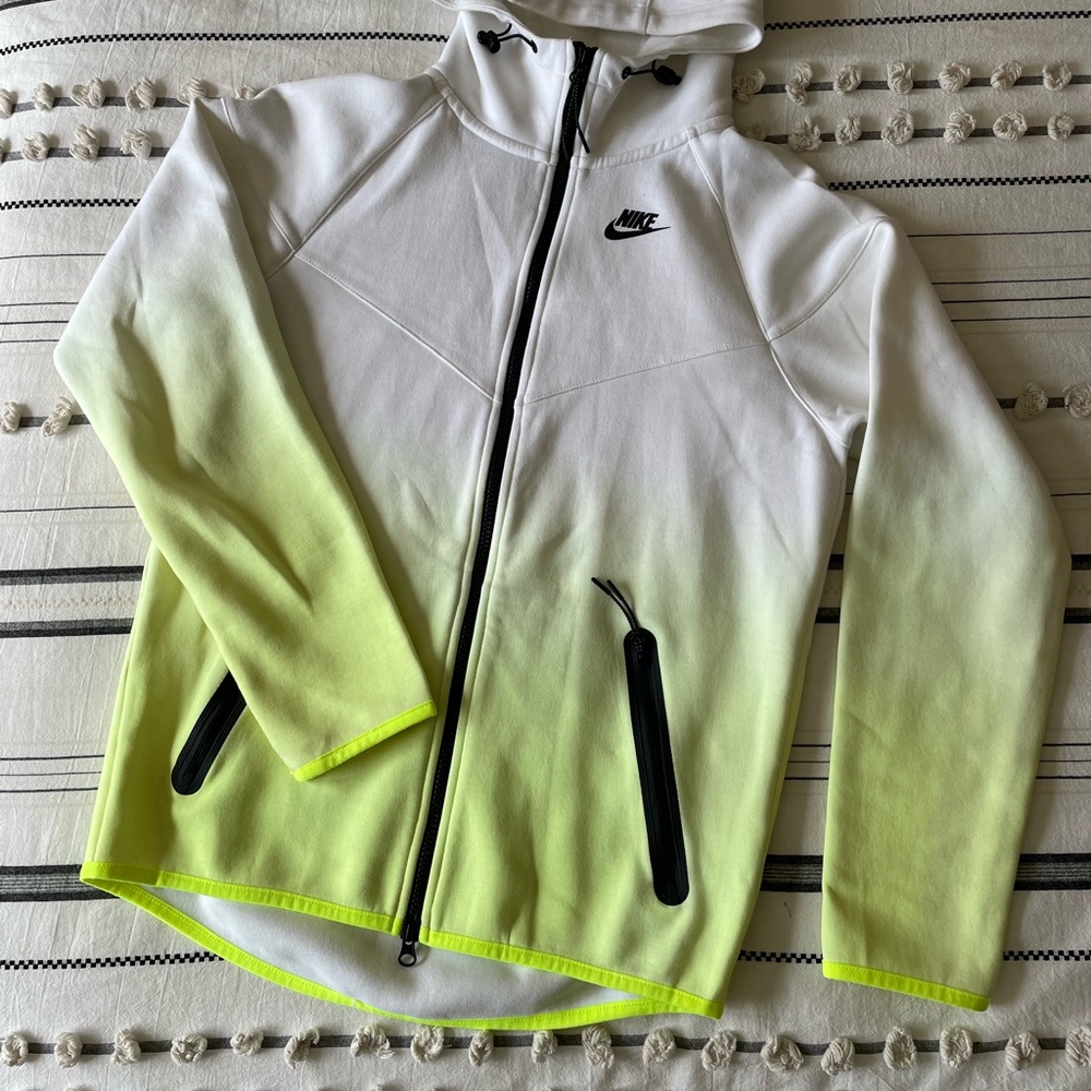 Nike Sportswear Tech Fleece Fade Windrunner in White/Volt/Black